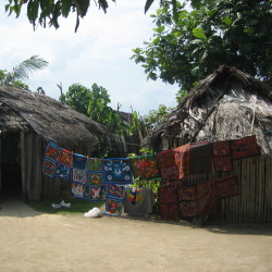 Molas (traditionelles Nähkunstwerk) vor unserer Hütte