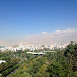 Teheran kann auch schön (Elbursgebirge im Hintergrund)