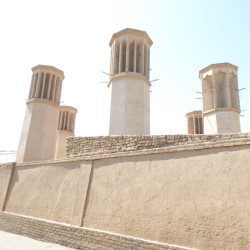 Überall in Yazd  sieht man Windfänger, sie halten Wohnhäuser kühl
